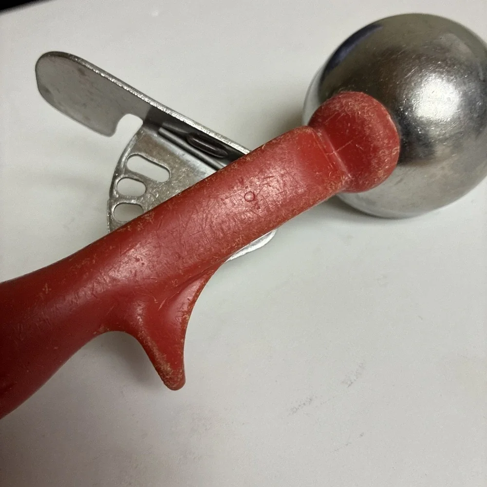Vollrath Scoop #24 Red 1 1/3 oz Thumb Press Disher Ice Cream Scoop‎ USA Vintage